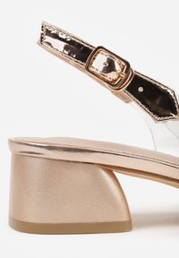 Born2be - Szampańskie Przezroczyste Sandały VICES na Obcasie z Kwiatem 3D i Cyrkoniami Kallinaera. Zapięcie: sprzączka. Kolor: złoty. Wzór: kwiaty. Obcas: na obcasie. Styl: elegancki. Wysokość obcasa: średni #4