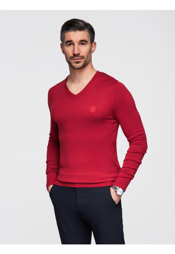 Ombre Clothing - Męski elegancki sweter V-neck BASIC z wiskozą – czerwony V20 - Rozmiar: L. Okazja: na co dzień, do pracy. Typ kołnierza: dekolt w serek. Kolor: czerwony. Materiał: wiskoza. Wzór: haft. Styl: elegancki