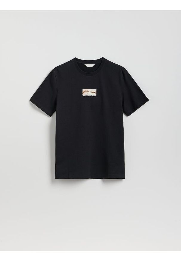 Reserved - T-shirt regular z nadrukiem - czarny. Kolor: czarny. Materiał: dzianina, bawełna. Wzór: nadruk
