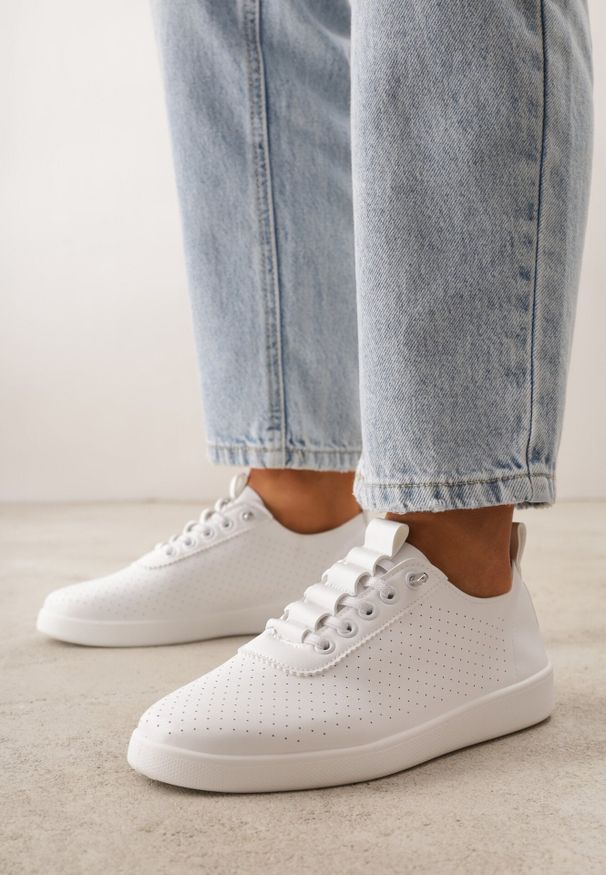 Born2be - Białe Wsuwane Tenisówki z Perforacją i Podeszwą z Bieżnikiem Illanya. Okazja: na co dzień. Zapięcie: bez zapięcia. Kolor: biały. Materiał: jeans. Szerokość cholewki: normalna. Styl: casual, klasyczny