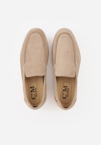 Born2be - Ciemnobeżowe Wsuwane Półbuty Mokasyny z Imitacji Zamszu Bagena. Okazja: na co dzień, na spotkanie biznesowe, do pracy. Zapięcie: bez zapięcia. Kolor: beżowy. Materiał: zamsz. Styl: casual, biznesowy, klasyczny #4