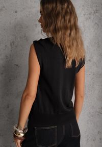 Renee - Czarna Wiskozowa Bluzka Bez Rękawów z Dzianiny Zdobiona Metaliczną Aplikacją Alutina. Okazja: na co dzień. Kolor: czarny. Materiał: dzianina, wiskoza. Długość rękawa: bez rękawów. Wzór: aplikacja. Styl: glamour, casual, street, elegancki #4