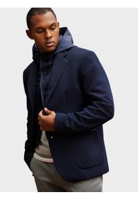 Ombre Clothing - Męska marynarka z podpinką z kapturem i wysokim kołnierzem – granatowa V3. Typ kołnierza: kaptur. Kolor: niebieski. Materiał: dzianina, poliester, materiał, syntetyk, elastan. Wzór: aplikacja, ze splotem. Styl: elegancki
