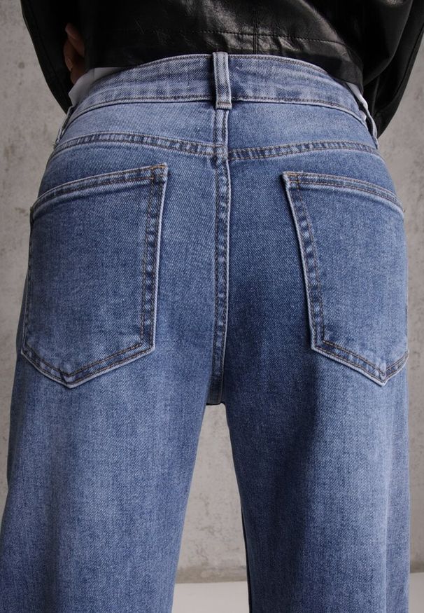 Renee - Niebieskie Asymetryczne Jeansy z Bawełny z Podwiniętymi Nogawkami Kenavia. Okazja: na spacer, na co dzień. Kolor: niebieski. Styl: casual, elegancki