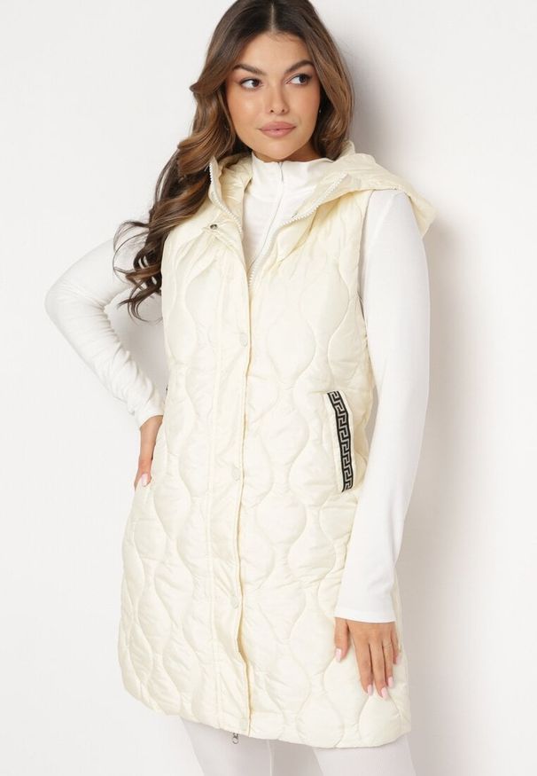 Born2be - Jasnobeżowa Pikowana Kamizelka z Kapturem Nomppe. Typ kołnierza: kaptur. Kolor: beżowy