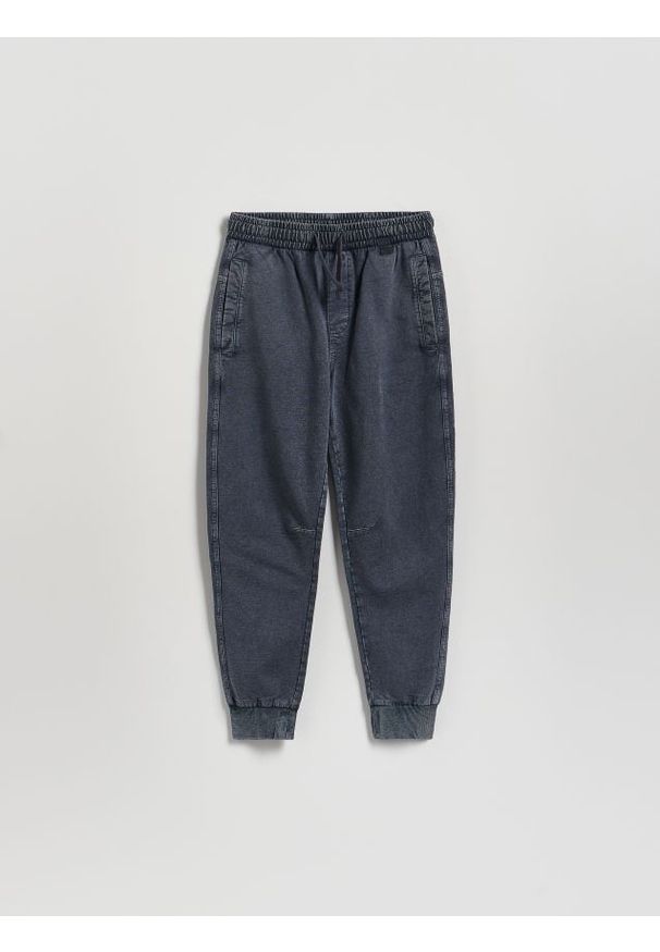 Reserved - Joggery z efektem sprania - granatowy. Kolor: niebieski. Materiał: dzianina, bawełna