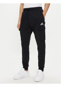 Adidas - adidas Spodnie dresowe Essentials Fleece Regular Tapered Cargo Joggers HL2226 Czarny Regular Fit. Kolor: czarny. Materiał: bawełna