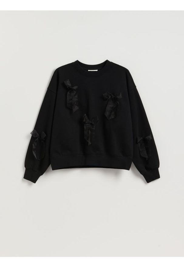 Reserved - Bluza z kokardkami - czarny. Typ kołnierza: kokarda. Kolor: czarny. Materiał: dzianina, bawełna