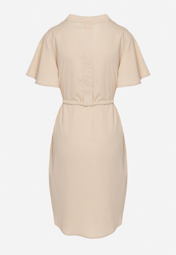 Born2be - Beżowa Sukienka Trapezowa z Koszulową Górą i Materiałowym Paskiem w Talii Vikiiona. Okazja: na spotkanie biznesowe. Typ kołnierza: dekolt w kształcie V. Kolor: beżowy. Materiał: materiał. Długość rękawa: krótki rękaw. Typ sukienki: koszulowe, trapezowe. Styl: biznesowy