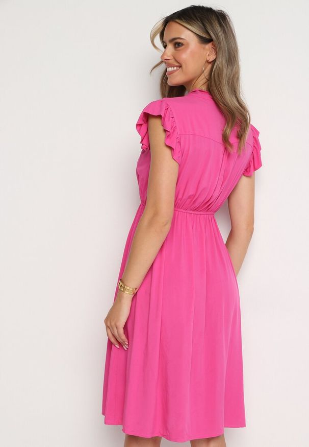 Born2be - Fuksjowa Rozkloszowana Sukienka z Wiązanym Dekoltem i Gumką w Pasie Ozdobiona Falbanką Dimonima. Kolor: różowy. Materiał: wiskoza, bawełna. Wzór: aplikacja. Typ sukienki: rozkloszowane. Styl: elegancki, retro