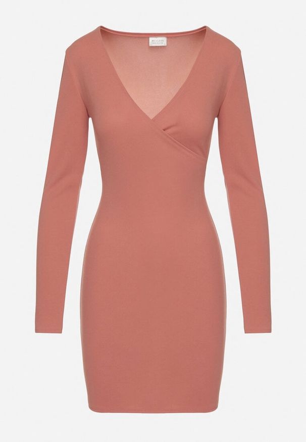 Born2be - Różowa Sukienka o Dopasowanym Kroju z Kopertowym Dekoltem Ermellia. Okazja: na wesele, na randkę, na ślub cywilny. Typ kołnierza: dekolt kopertowy. Kolor: różowy. Materiał: skóra. Długość rękawa: długi rękaw. Typ sukienki: kopertowe. Styl: glamour, klasyczny, elegancki
