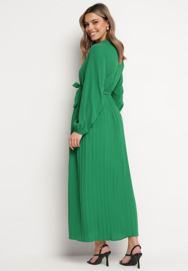 Born2be - Zielona Rozkloszowana Sukienka Maxi z Plisowanym Dołem i Wiązanym Paskiem Nollira. Kolor: zielony. Materiał: materiał. Długość rękawa: długi rękaw. Typ sukienki: plisowane. Styl: elegancki. Długość: maxi