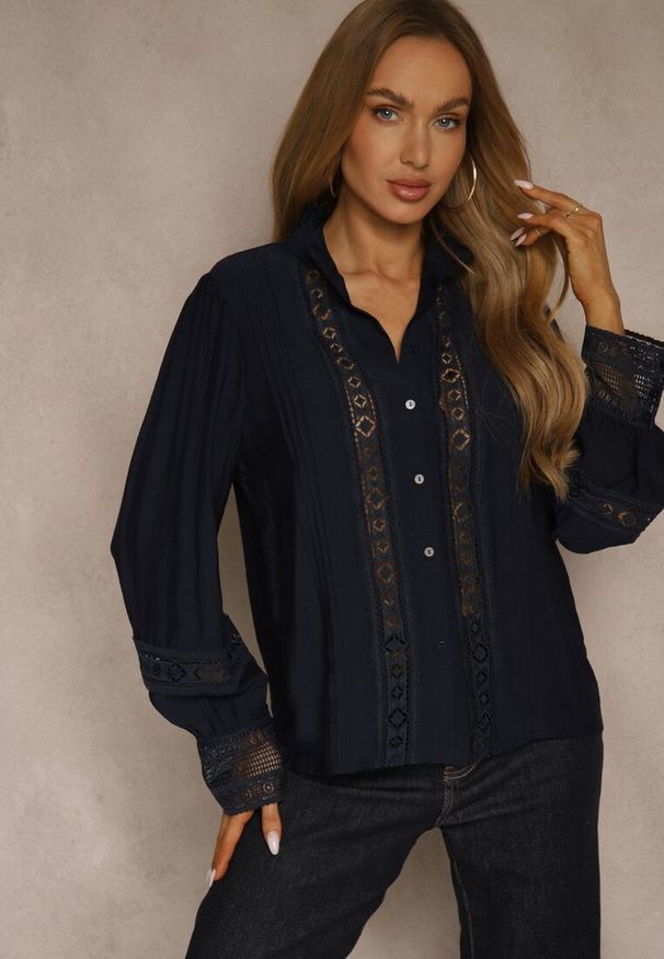 Renee - Granatowa Koszula ze Stójką i Koronką Phaeninca. Okazja: na co dzień. Typ kołnierza: kołnierzyk stójkowy. Kolor: niebieski. Materiał: koronka. Wzór: koronka. Styl: elegancki, casual