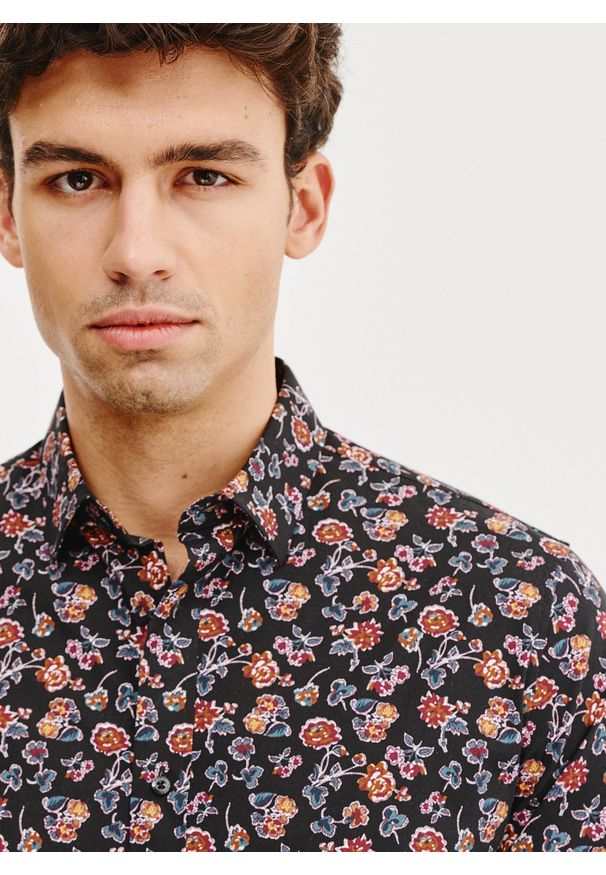Pako Lorente - PAKO LORENTE – Czarna koszula męska w kwiaty. Kolor: czarny. Materiał: bawełna, elastan. Długość rękawa: długi rękaw. Długość: długie. Wzór: kwiaty