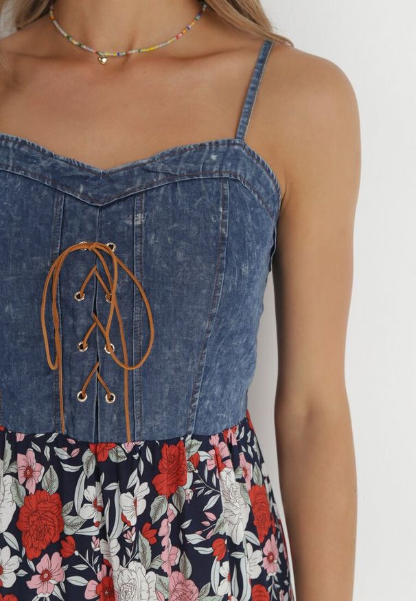 Born2be - Granatowa Sukienka Giric. Typ kołnierza: dekolt gorset. Kolor: niebieski. Materiał: jeans. Długość rękawa: na ramiączkach. Wzór: aplikacja, kwiaty. Typ sukienki: gorsetowe, rozkloszowane. Styl: boho. Długość: maxi