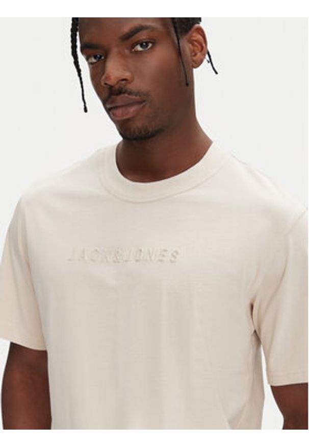 Jack & Jones - Jack&Jones T-Shirt Recharge 12273070 Beżowy Relaxed Fit. Kolor: beżowy. Materiał: bawełna