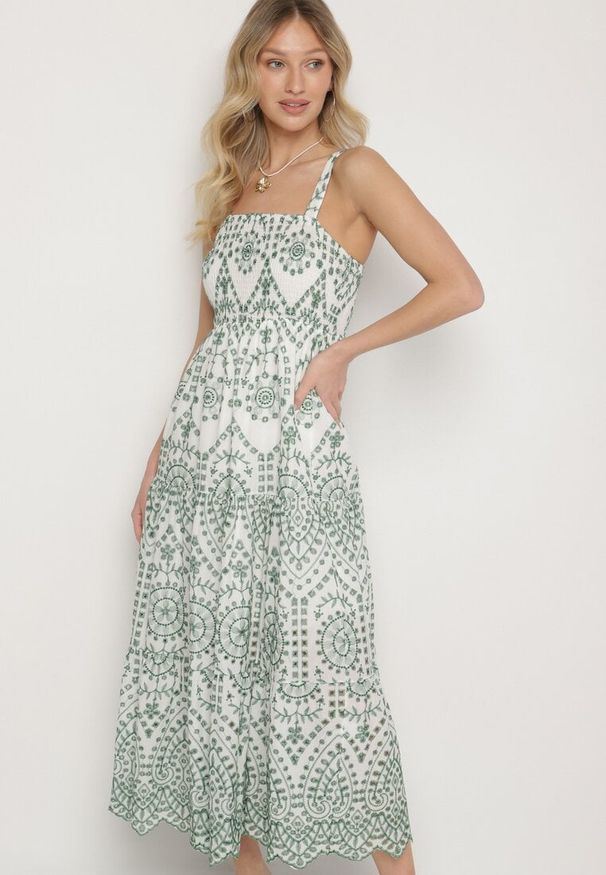 Born2be - Zielono-Biała Bawełniana Sukienka Ozdobiona Haftem Sadonique. Okazja: na co dzień. Kolor: zielony. Materiał: bawełna. Długość rękawa: na ramiączkach. Wzór: aplikacja, haft. Styl: casual, elegancki