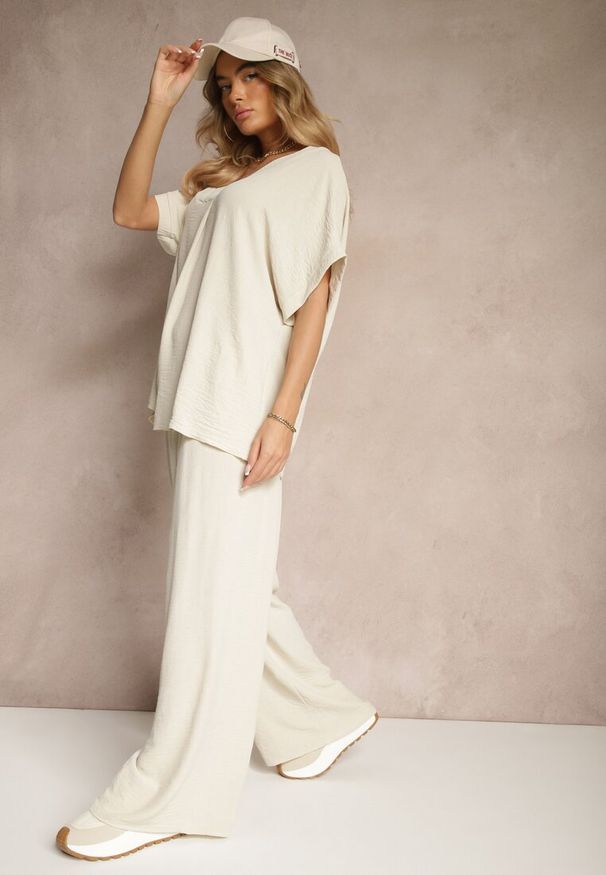 Renee - Ciemnobeżowy Bawełniany Komplet Spodnie o Szerokim Kroju i T-shirt Oversize Seltebis. Kolor: beżowy. Materiał: bawełna. Wzór: gładki, aplikacja, kolorowy