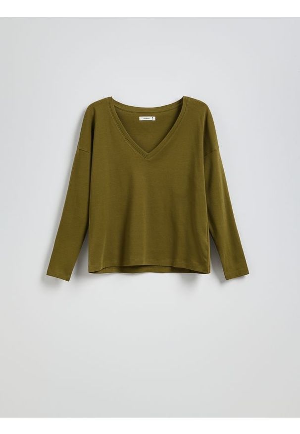 Reserved - Longsleeve z dekoltem V - oliwkowy. Kolor: oliwkowy. Materiał: dzianina, bawełna. Długość rękawa: długi rękaw