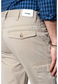 Wrangler - KRÓTKIE SPODENKI WRANGLER CARGO SHORT CAMEL WASHED W15DHC49J. Materiał: bawełna. Długość: krótkie #9