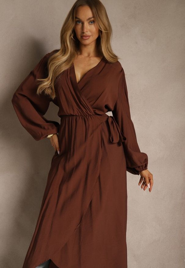 Renee - Brązowa Kopertowa Sukienka z Wiskozą z Wiązanym Paskiem w Talii Fezalia. Kolekcja: plus size. Kolor: brązowy. Materiał: wiskoza. Typ sukienki: kopertowe. Styl: elegancki