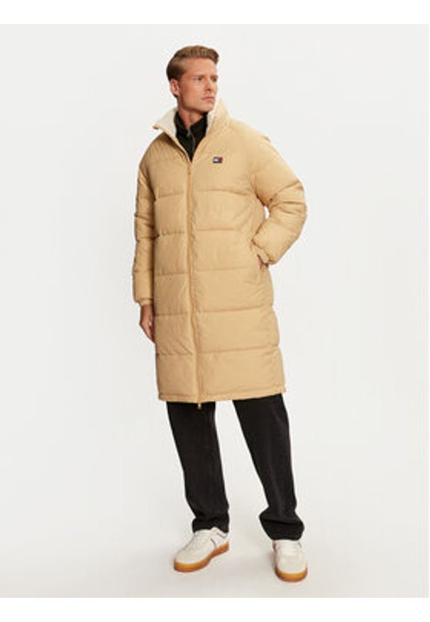 Tommy Jeans Kurtka zimowa DM0DM20604 Beżowy Regular Fit. Kolor: beżowy. Materiał: syntetyk. Sezon: zima