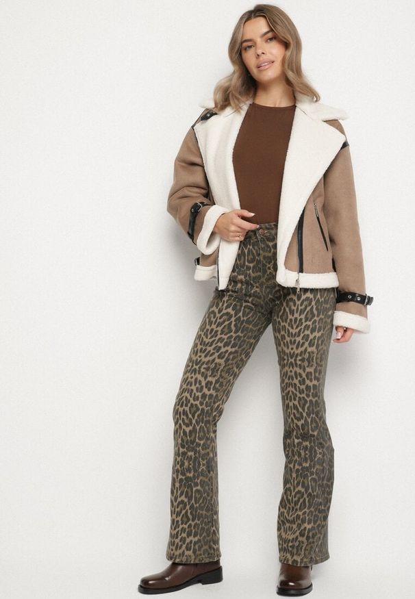 Born2be - Panterkowe Bawełniane Jeansy Dzwony z Wysokim Stanem Emerre. Okazja: na co dzień. Stan: podwyższony. Wzór: motyw zwierzęcy, haft. Styl: casual, klasyczny