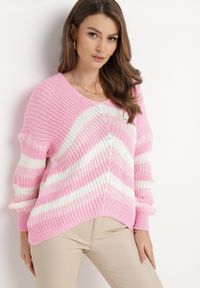 Born2be - Różowy Luźny Sweter w Paski Onortte. Kolor: różowy. Wzór: paski. Styl: klasyczny
