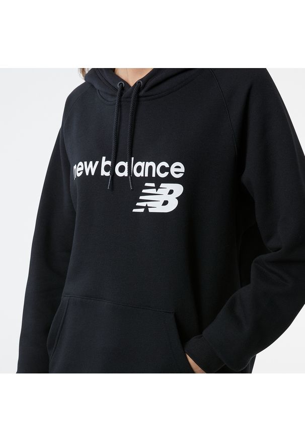 Bluza damska New Balance WT03810BK – czarna. Typ kołnierza: kaptur. Kolor: czarny. Materiał: bawełna, tkanina