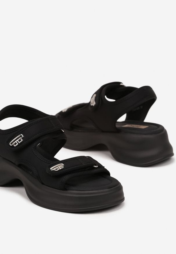 Born2be - Czarne Sandały na Grubej Podeszwie z Metalicznym Zdobieniem Nalanor. Okazja: na co dzień. Zapięcie: rzepy. Kolor: czarny. Materiał: jeans. Wzór: aplikacja. Obcas: na obcasie. Styl: casual. Wysokość obcasa: średni