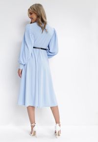 Born2be - Jasnoniebieska Sukienka Rozkloszowana z Paskiem Aidyn. Kolor: niebieski. Typ sukienki: kopertowe. Styl: elegancki. Długość: midi #3