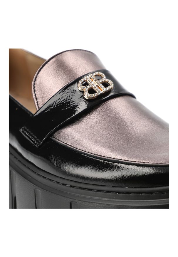 Czarne Półbuty Armodo Eleganckie Wsuwane Obuwie Damskie. Okazja: na spotkanie biznesowe, na co dzień. Zapięcie: bez zapięcia. Kolor: czarny. Materiał: skóra, lakier. Styl: elegancki