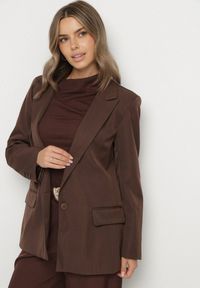 Born2be - Brązowa Pudełkowa Marynarka Jednorzędowa z Usztywnioną Linią Ramion Foella. Okazja: na co dzień. Kolor: brązowy. Materiał: jeans. Styl: klasyczny, casual, elegancki #3