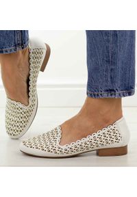Białe ażurowe półbuty damskie M.Daszyński Sa222-14. Okazja: na co dzień. Nosek buta: okrągły. Kolor: biały. Szerokość cholewki: normalna. Wzór: ażurowy. Materiał: skóra. Sezon: wiosna, lato. Obcas: na obcasie. Styl: casual, elegancki, klasyczny, wizytowy. Wysokość obcasa: niski #1