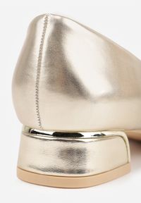 Renee - Złote Czółenka Vices na Słupku ze Skórzaną Wkładką Zizelle. Okazja: na co dzień, na spotkanie biznesowe. Kolor: złoty. Materiał: skóra. Wzór: aplikacja. Obcas: na słupku. Styl: wizytowy, klasyczny, casual, biznesowy, elegancki. Wysokość obcasa: średni #8