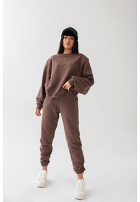 Marsala - Spodnie dresowe typu jogger w kolorze MILK CHOCOLATE MELANGE - DISPLAY-XL. Stan: podwyższony. Kolor: brązowy. Materiał: dresówka. Wzór: melanż. Styl: elegancki #1