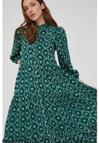 Answear Lab sukienka kolor zielony maxi rozkloszowana. Kolor: zielony. Materiał: tkanina. Styl: wakacyjny. Długość: maxi