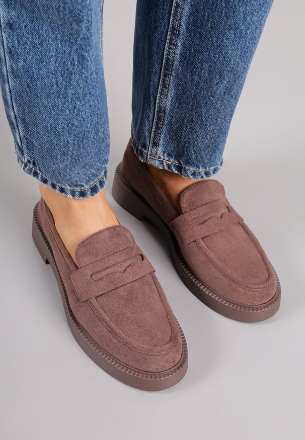 Born2be - Brązowe Mokasyny Vices z Ozdobną Wstawką Akelie. Okazja: na co dzień, na spotkanie biznesowe. Kolor: brązowy. Wzór: aplikacja. Styl: casual, biznesowy, elegancki