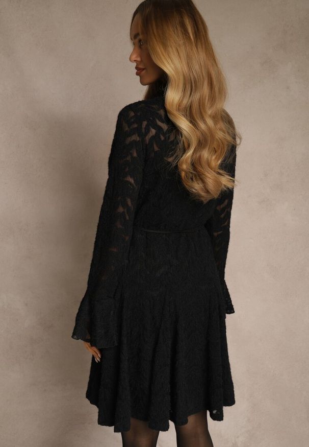 Renee - Czarna Sukienka ze Stójką z Koronki Zdobiona Wiązaniem w Talii i Falbanami Elarassa. Typ kołnierza: kołnierzyk stójkowy. Kolor: czarny. Materiał: koronka. Długość rękawa: na ramiączkach. Wzór: aplikacja, koronka. Styl: rockowy