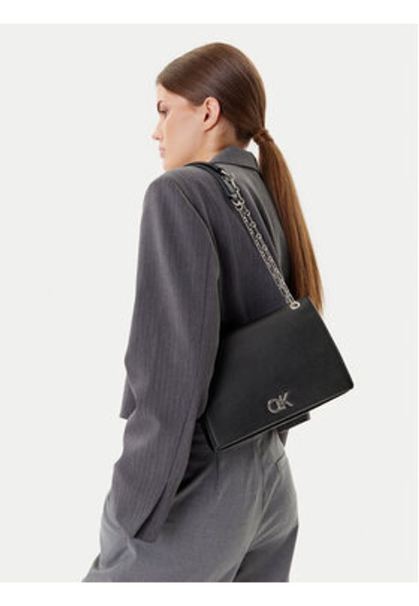 Calvin Klein Torebka Re-Lock Medium Chain LV04F3104G Czarny. Kolor: czarny. Materiał: skórzane