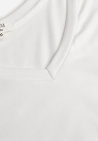 Born2be - Biały T-shirt z Wiskozy z Trójkątnym Dekoltem Achiore. Okazja: na co dzień. Kolor: biały. Materiał: wiskoza. Styl: casual, klasyczny #5