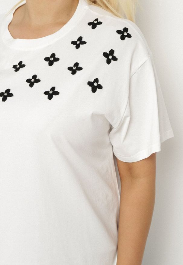 Born2be - Biały T-shirt z Bawełny Ozdobiony Cyrkoniami i Haftami Firarette. Okazja: na co dzień. Kolor: biały. Materiał: bawełna. Wzór: aplikacja, haft. Styl: klasyczny, casual