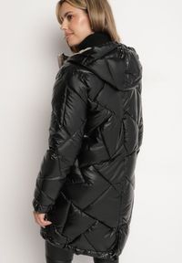 Born2be - Czarna Długa Pikowana Kurtka z Kapturem i Ściąganymi Sznurkami Norezi. Okazja: na co dzień. Typ kołnierza: kaptur. Kolor: czarny. Materiał: jeans. Długość: długie. Wzór: aplikacja. Sezon: zima. Styl: casual, elegancki #7