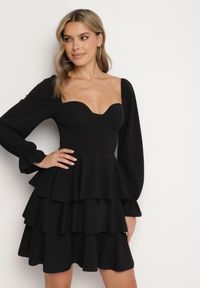 Born2be - Czarna Rozkloszowana Sukienka z Falbankami i Bufiastymi Rękawami Semithara. Okazja: na co dzień. Typ kołnierza: kołnierz z falbankami. Kolor: czarny. Wzór: aplikacja. Styl: elegancki, casual, klasyczny #2