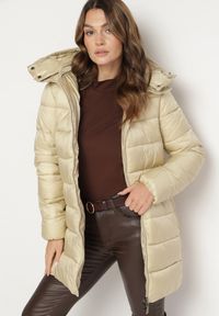 Born2be - Jasnobeżowa Kurtka Pikowana o Wydłużonym Kroju z Dwustronnym Suwakiem i Odpinanym Kapturem Naorae. Okazja: na co dzień. Kolor: beżowy. Materiał: jeans. Styl: sportowy, casual, elegancki #7