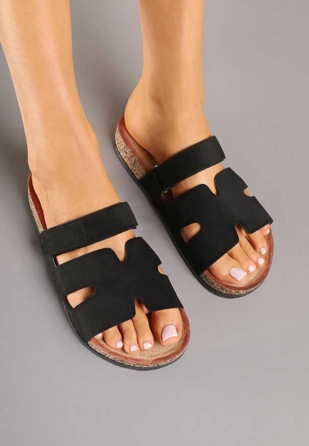 Born2be - Czarne Klapki z Imitacji Zamszu z Geometryczną Cholewką Galiriela. Okazja: na co dzień. Kolor: czarny. Materiał: zamsz. Wzór: geometria. Styl: elegancki, casual