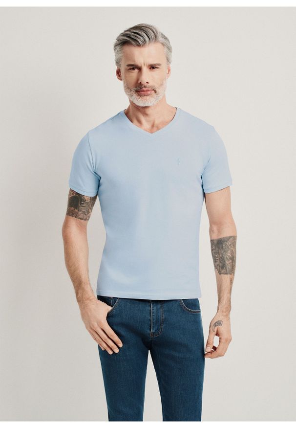 Ochnik - Błękitny basic T-shirt męski z logo. Kolor: niebieski. Materiał: bawełna