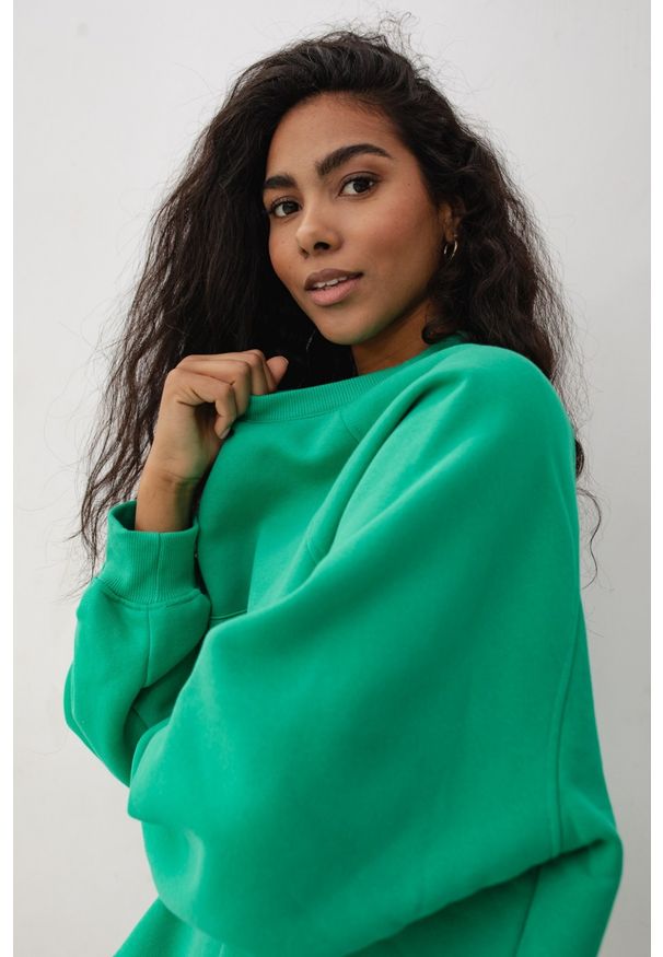Marsala - Bluza damska o luźnym kroju z haftem MRSL w kolorze SPRING GREEN - OLIVET. Materiał: poliester, bawełna, dzianina, dresówka. Wzór: haft. Sezon: lato