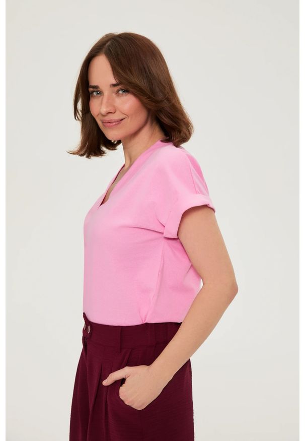 MOODO - Bluzka z bawełny z dekoltem w serek różowa. Typ kołnierza: dekolt w serek. Kolor: różowy. Materiał: bawełna