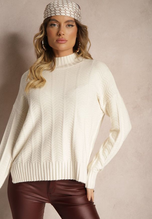 Renee - Jasnobeżowy Sweter Półgolf z Ozdobnym Tłoczeniem Porttis. Kolor: beżowy. Sezon: zima